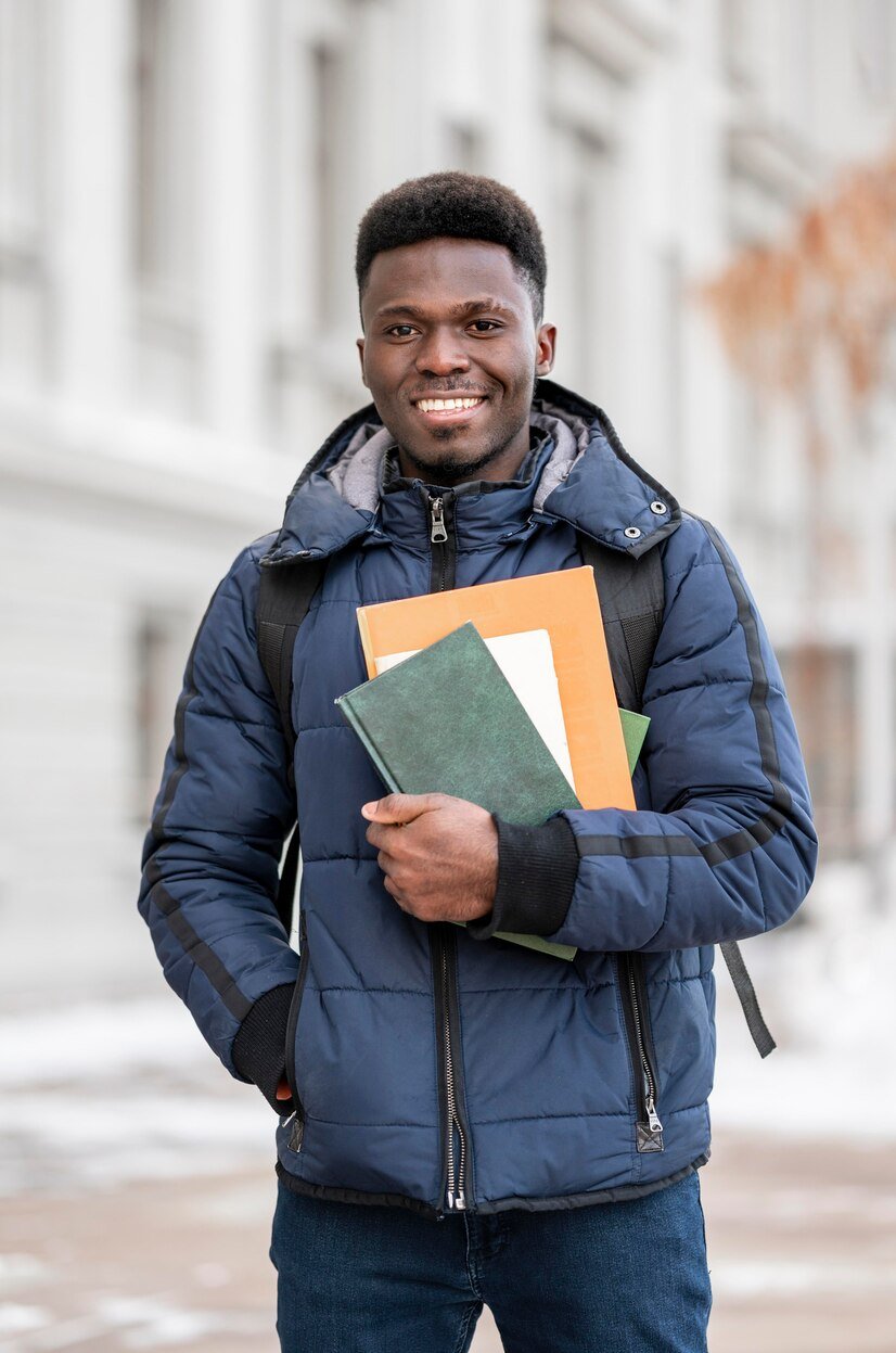portrait-etudiant-masculin-livres_23-2148882426 ACCUELE